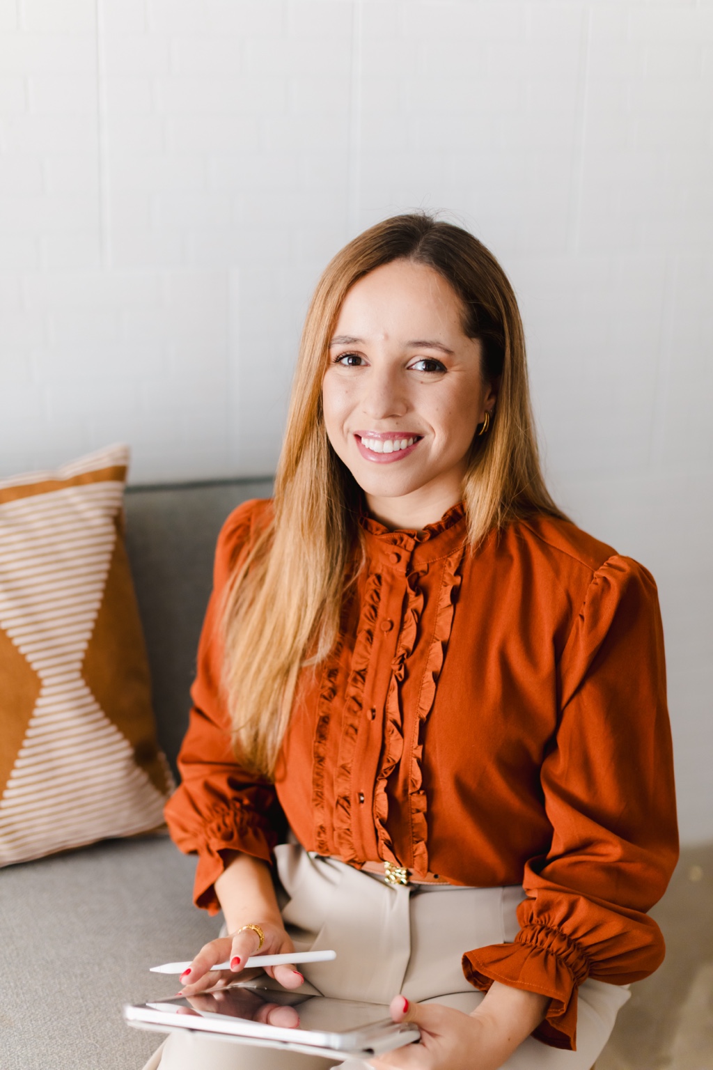 Dra. Ana Almeida Vieira de camisa laranja, sorrindo